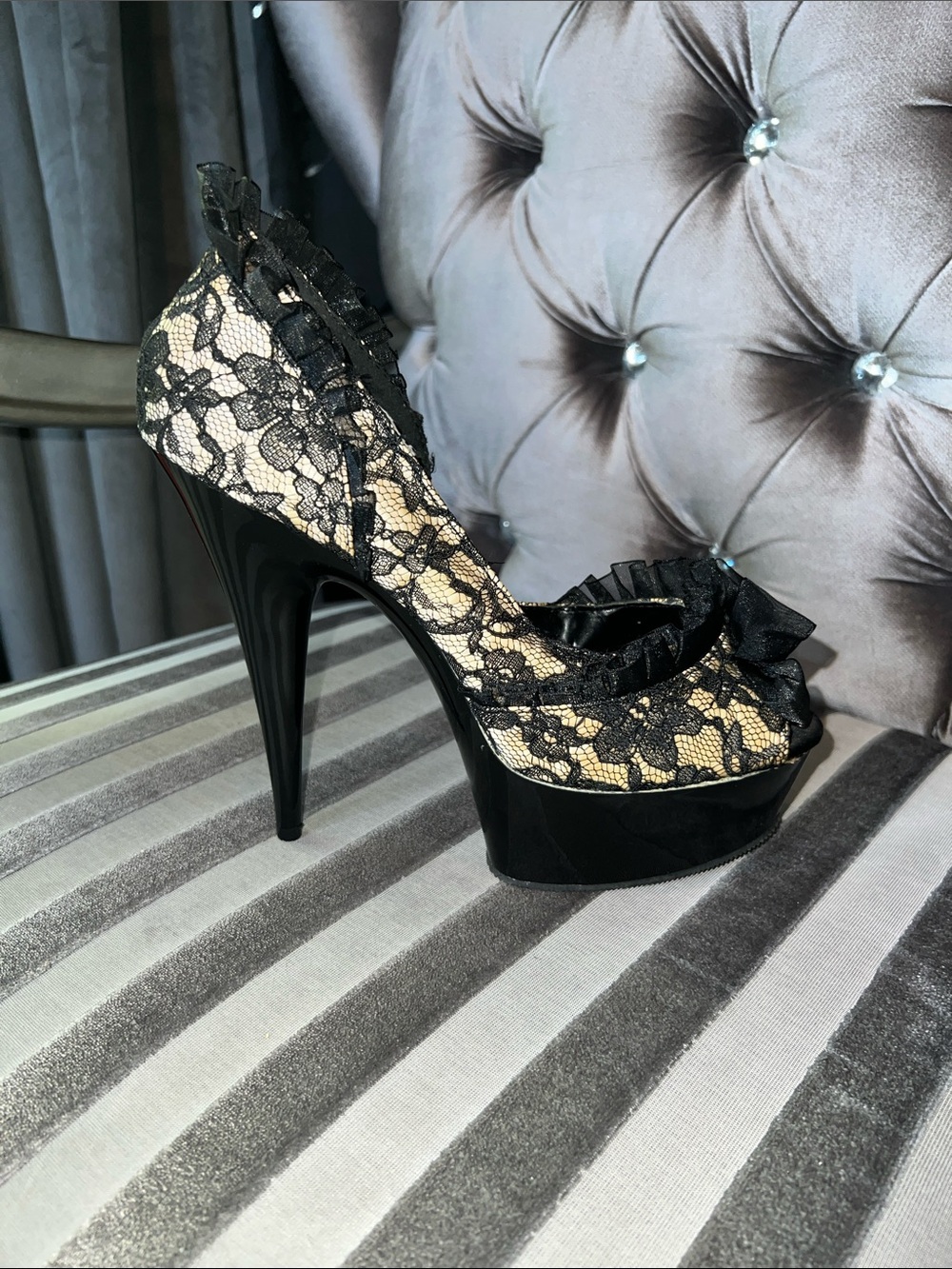 👠 VINTAGE Pleaser Lovers Lane Lace Bow Platform Heels sz 11 🖤 - Picture 3 of 9
